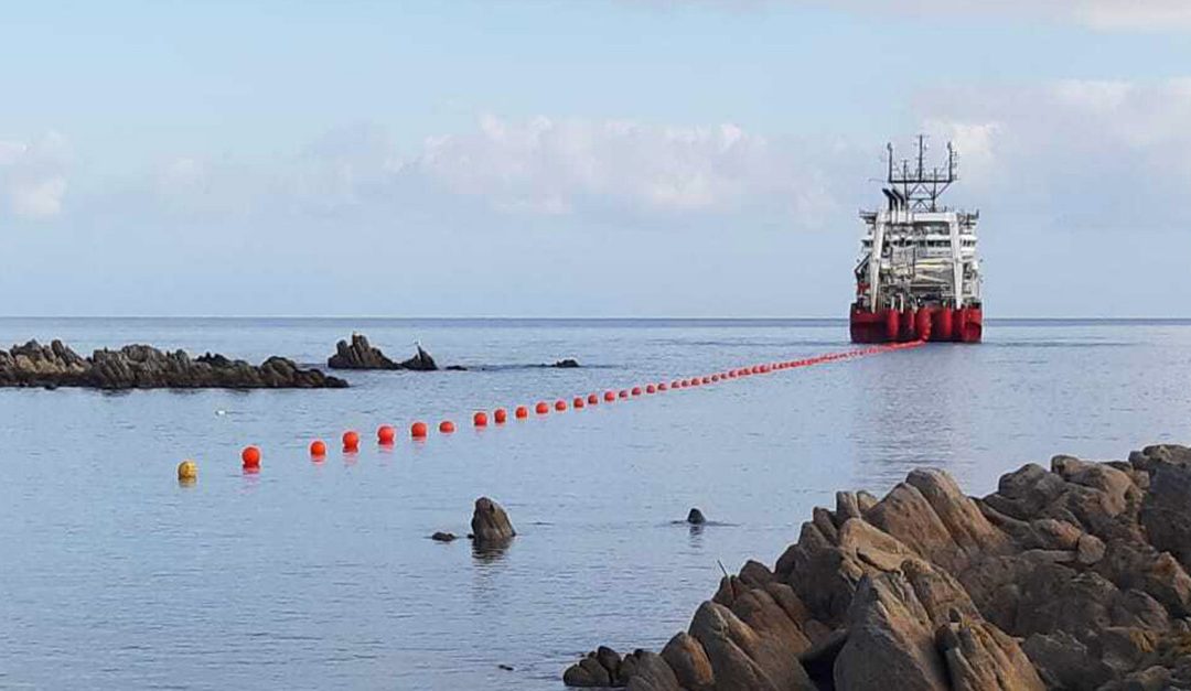 immagine che raffigura la posa di cavi sottomarini