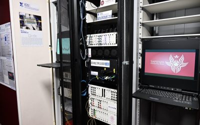 PRESENTATO QOLOSSUS 2.0, IL QUANTUM COMPUTER FOTONICO ITALIANO MODULARE DELLA SAPIENZA