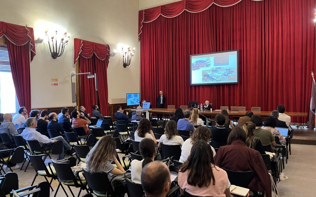 l'immagine rappresenta una sala piena di persone che attendono di sentire il seminario