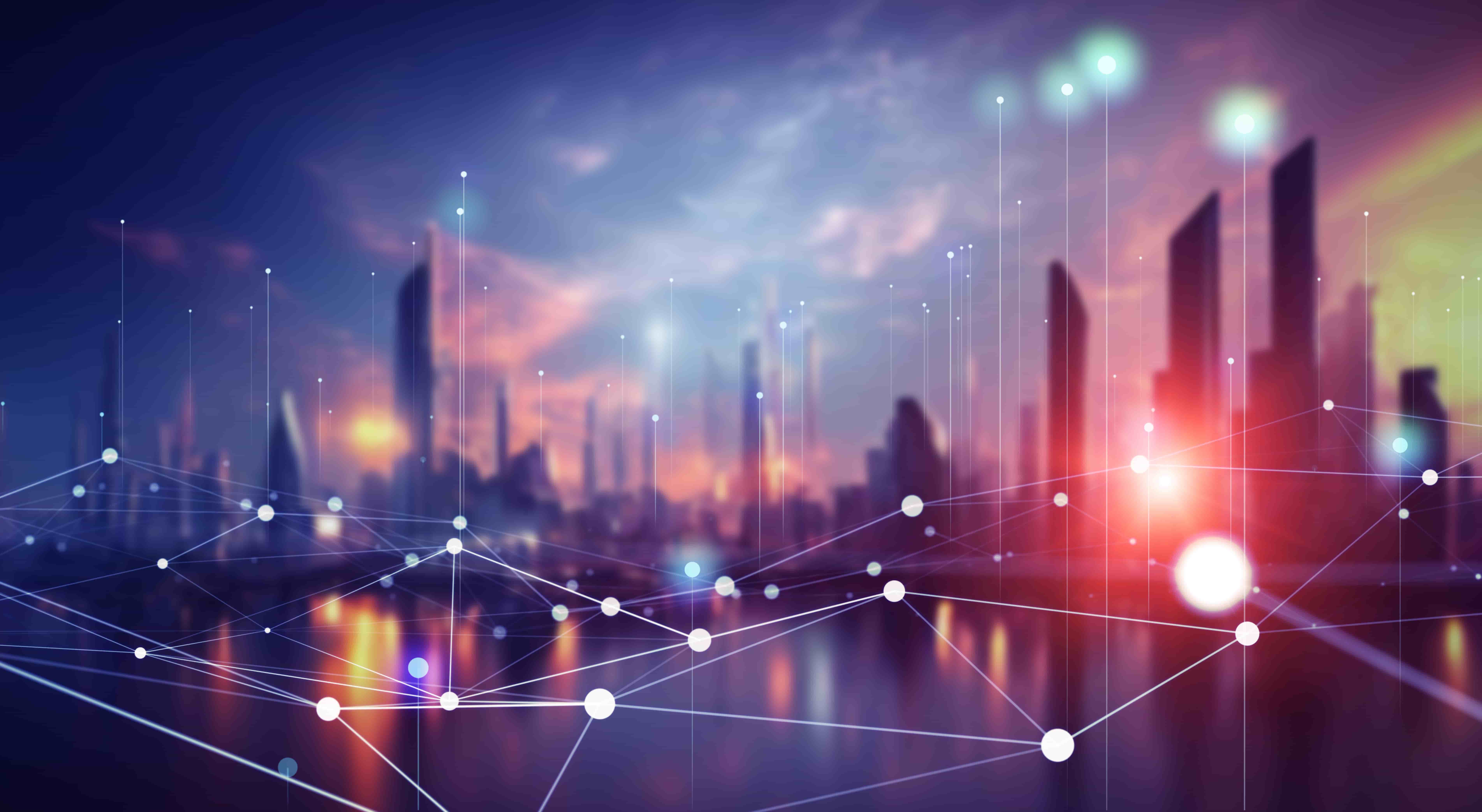 Immagine che rappresenta una rete digitale di linee e punti luminosi sovrapposta a uno skyline urbano sfocato al tramonto, che simboleggia la connettività tecnologica.