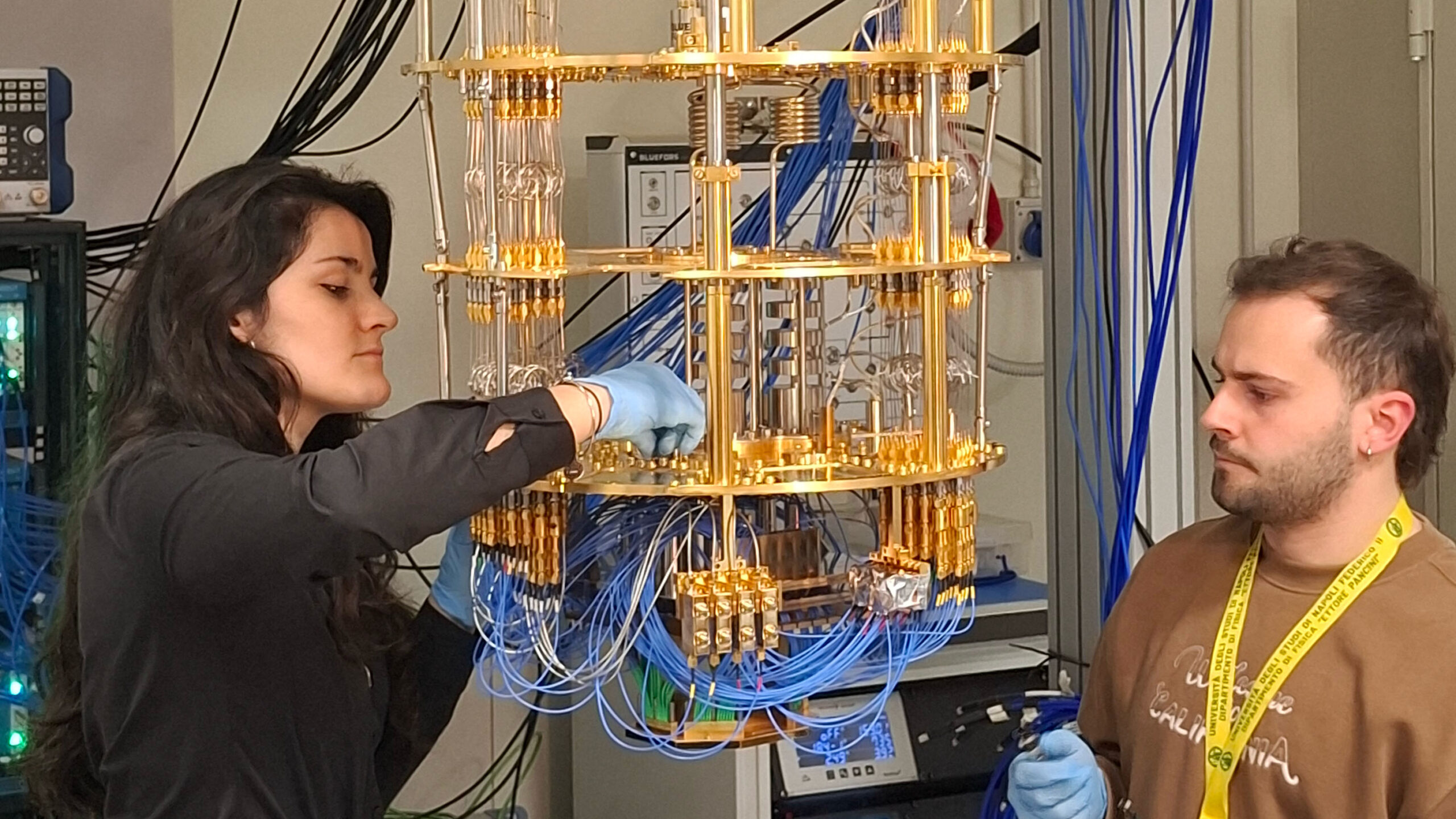 Ricercatori a lavoro sul nuovo processore a 64 Qubit del computer quantistico superconduttivo Partenope