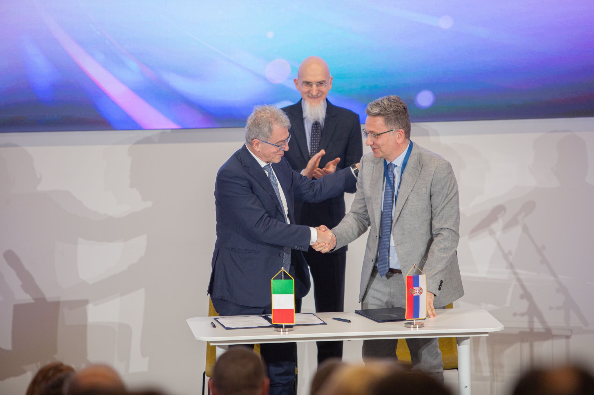 Antonio Zoccoli da Mihailo Jovanović firmano l'accordo di collaborazione tra ICSC e Serbia